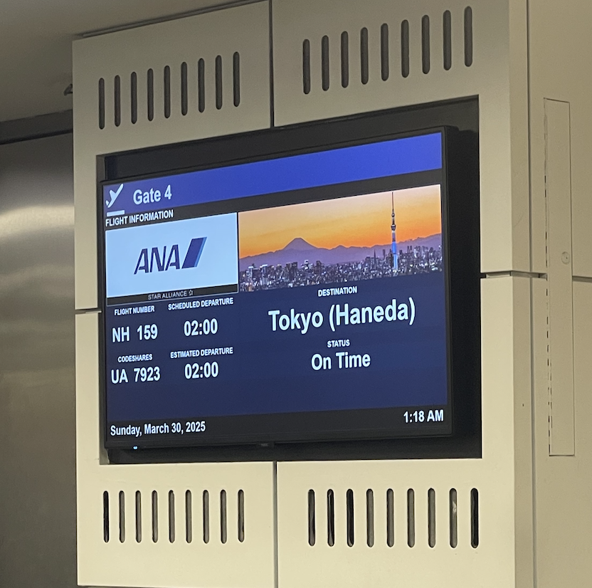 「ANA NH159便・東京（羽田）行き」の出発情報が表示されたゲート前のモニター（2025年3月30日 JFK空港にて撮影）