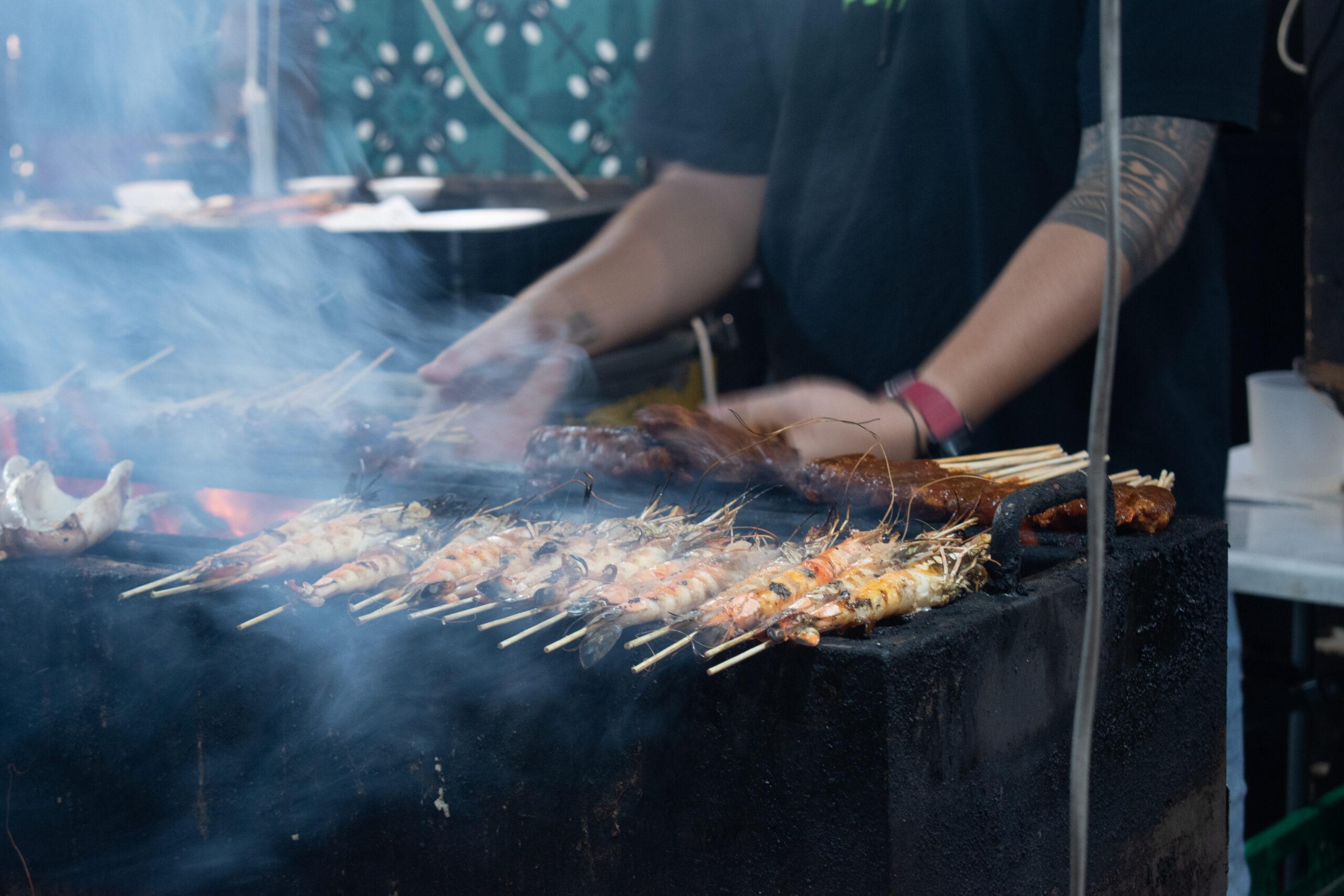 サテを焼いている所。美味しそうなエビが焼かれている　（シンガポール、サテストリートにて）
