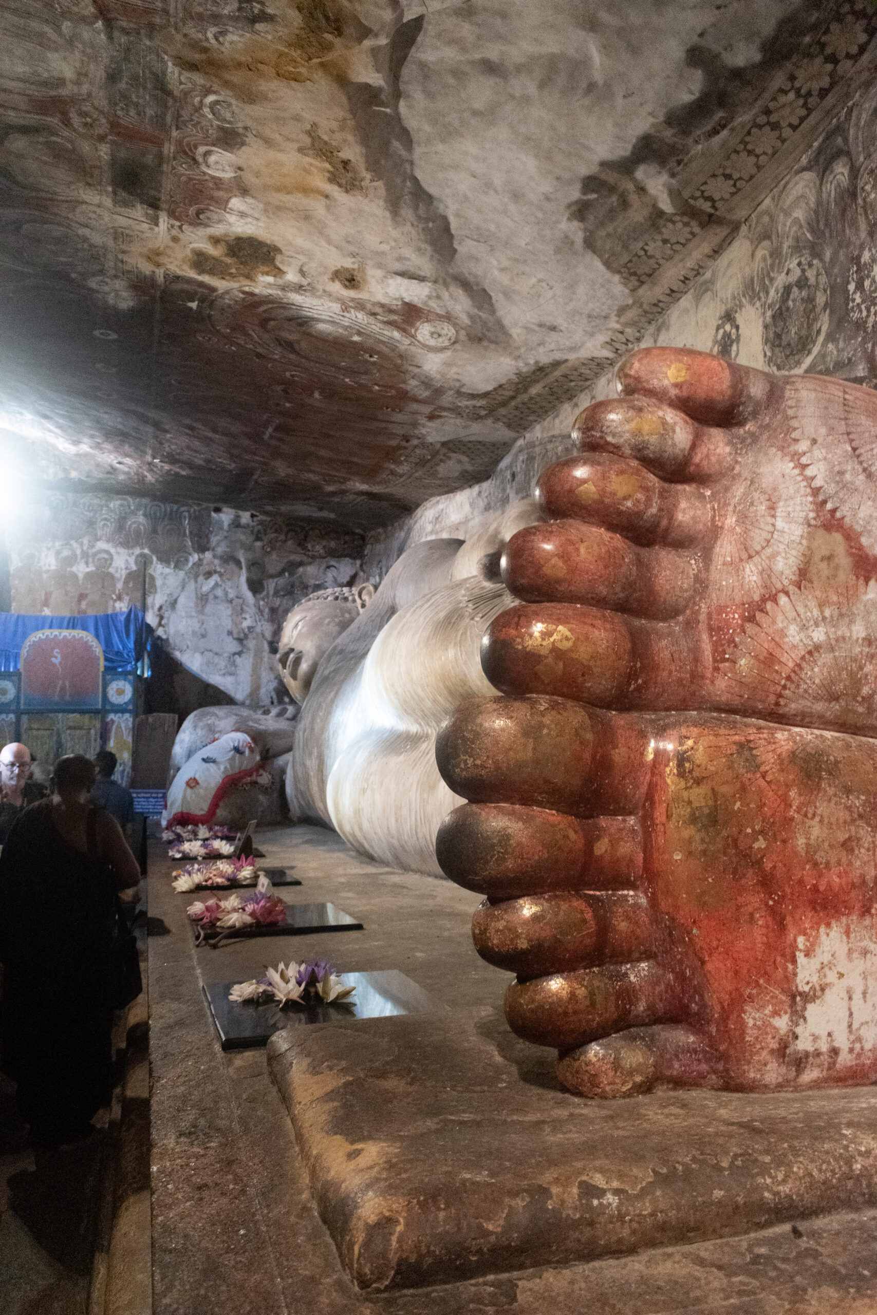 スリランカの世界遺産　ランギリ・ダンブッラ石窟寺院の内部にある涅槃仏