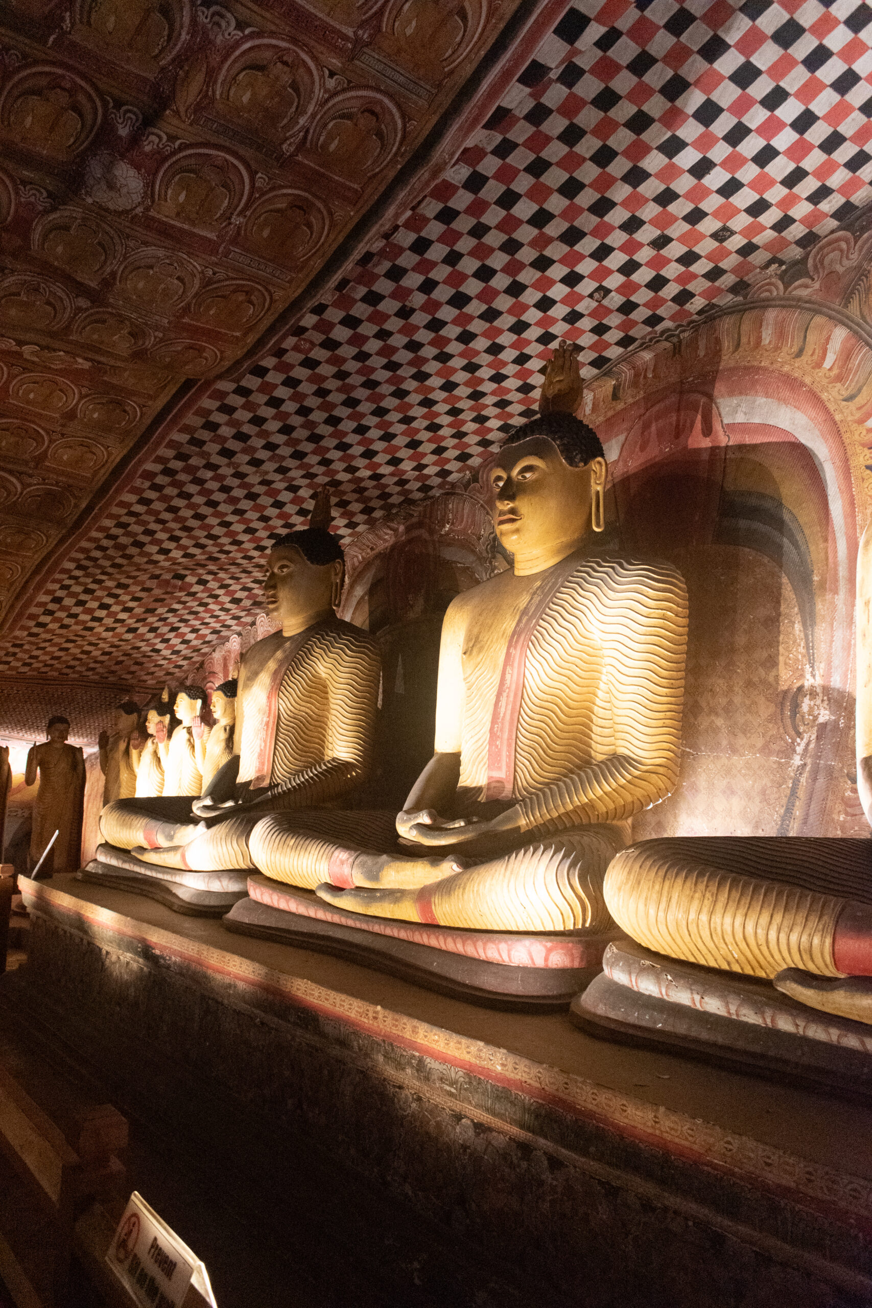 スリランカの世界遺産　ランギリ・ダンブッラ石窟寺院の内部の仏像