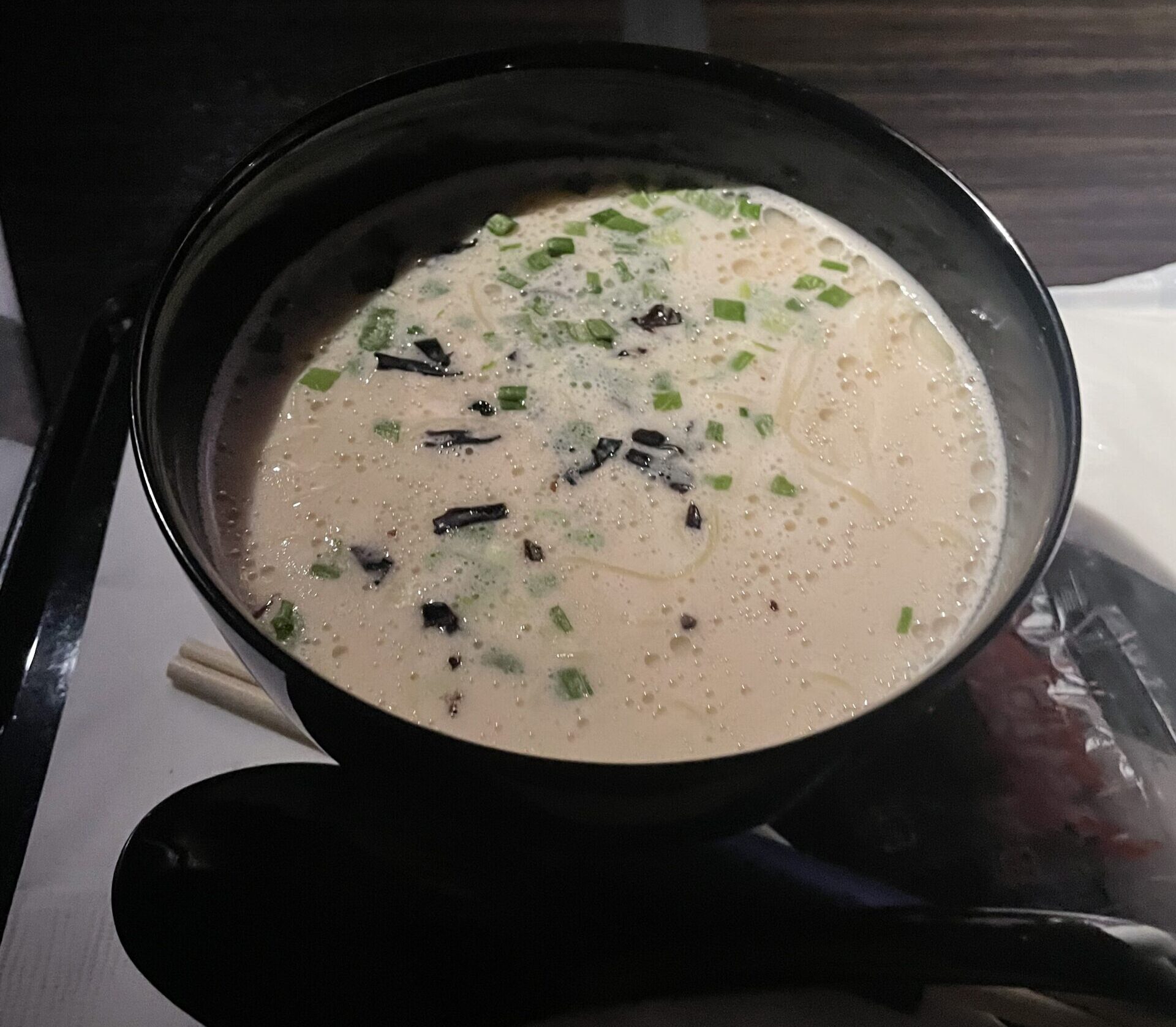 ANA The Roomにおいて提供されるとんこつラーメン。いつでも、食べることができる