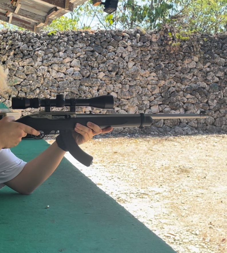 セブ島の射撃場でライフルを構える体験者（Cebu Wonderland Shooters Club）