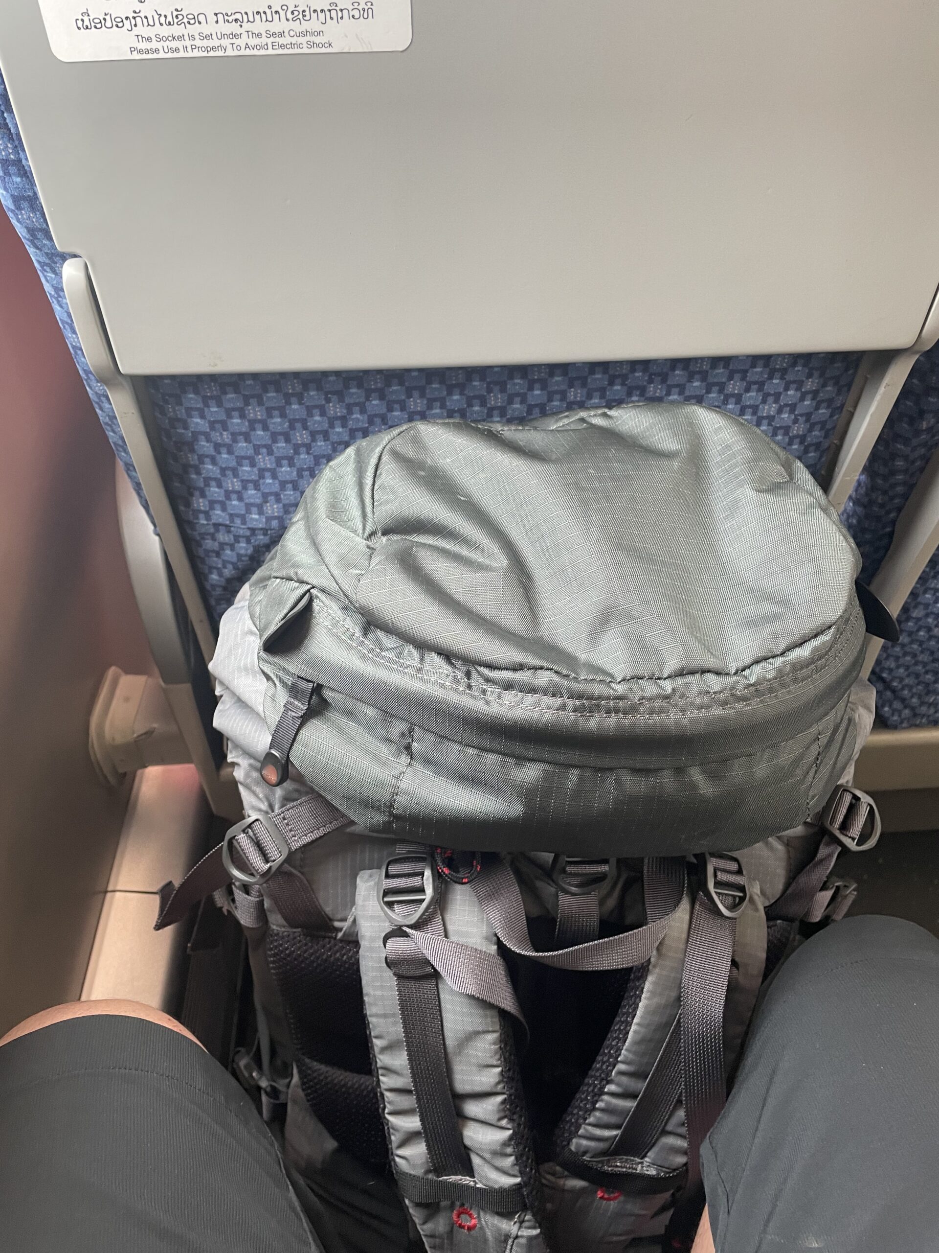 中国ラオス鉄道の席。大きなリュックを持っていても大丈夫