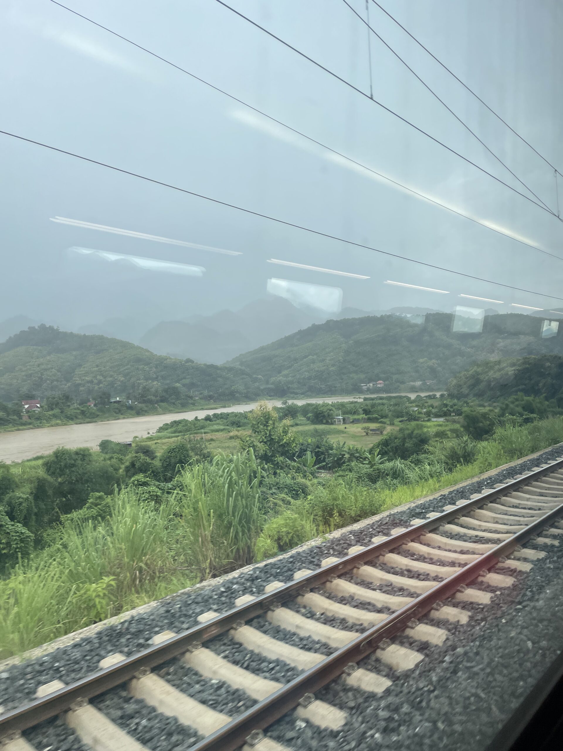 中国ラオス鉄道。ルアンパバーンからビエンチェンまでの車窓