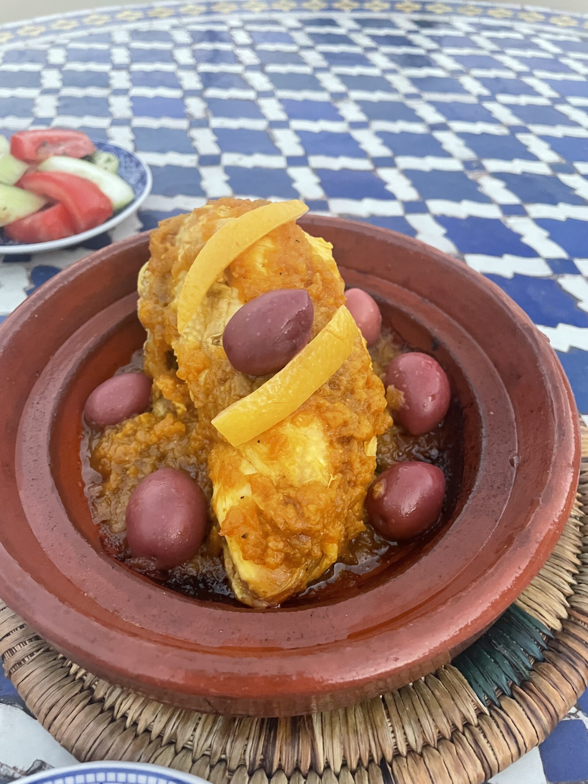 モロッコのチキンレモンタジン。紫色のはプルーン