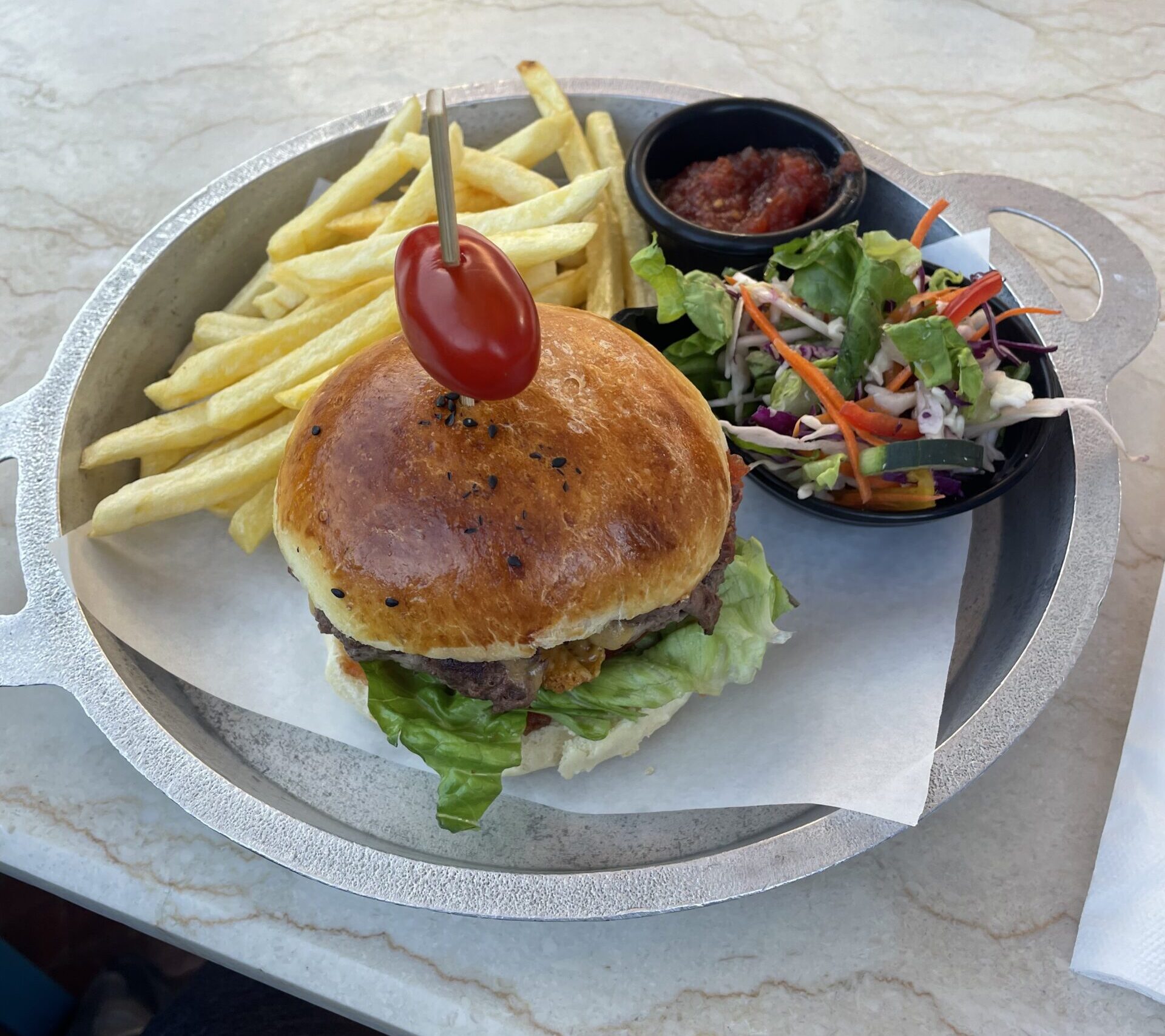 モロッコシャウエンにあるCafe clockのラクダバーガー
