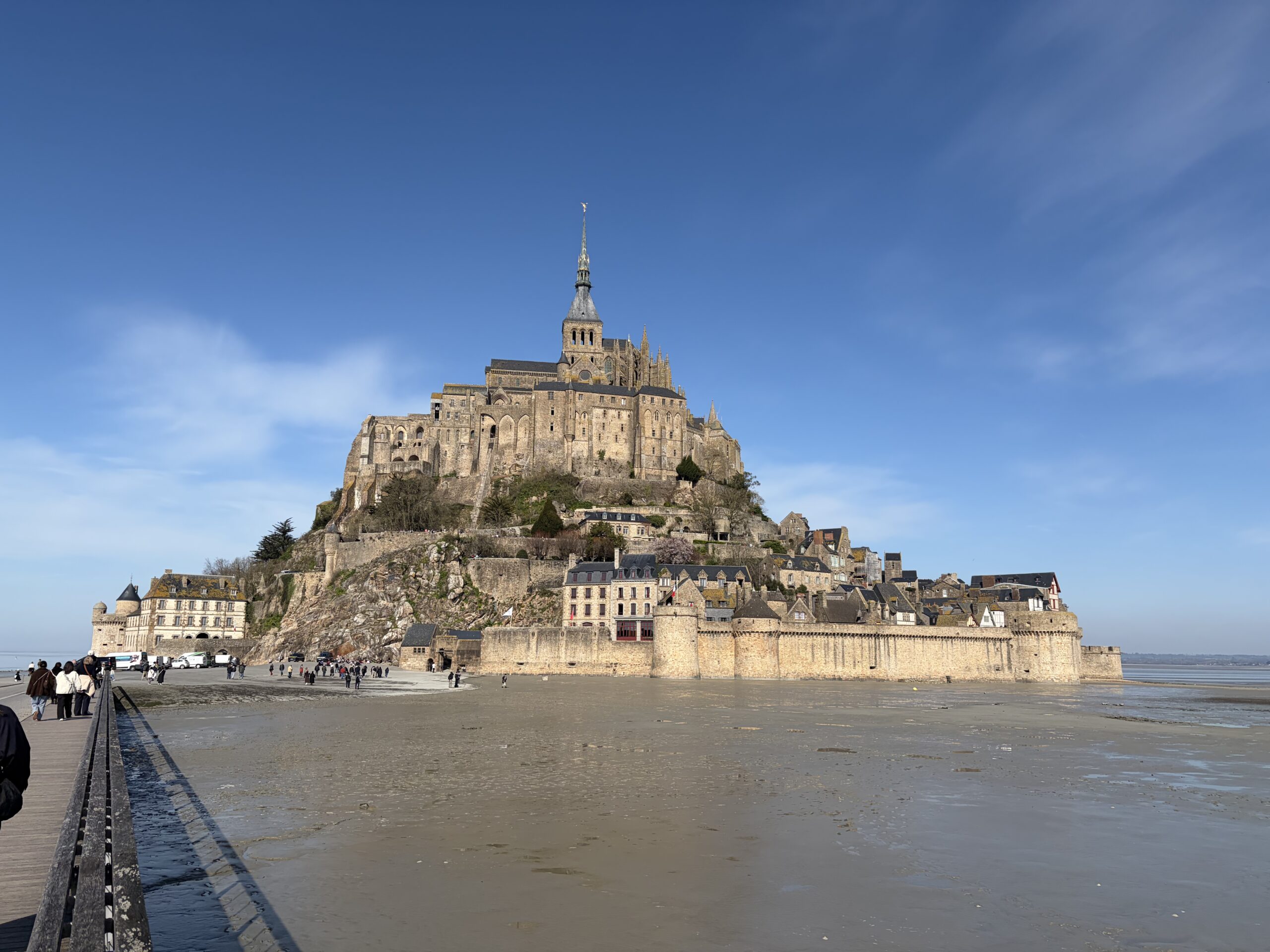 沿岸から見たフランスのモン・サン・ミシェル。